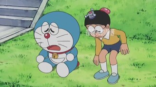 Nobita đấm hết sức, tạo ra một lỗ hổng lớn trên không trung.