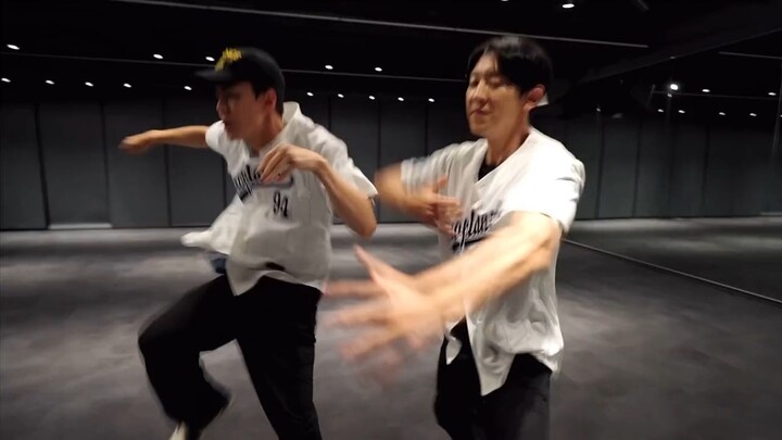 As everyone knows, EXO’s stage moves are all done by flying.