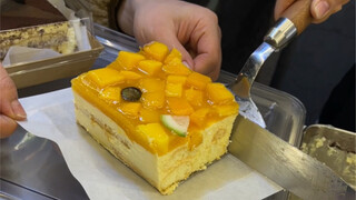 صدفة التقيت ببسطة حلويات على جانب الطريق!! التيراميسو ممتاز جدًا! أنا أحب المانجو كثيرًا!!