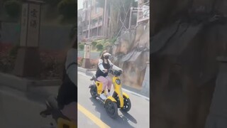 220430 Zhao Lusi riding ebike during her filming break