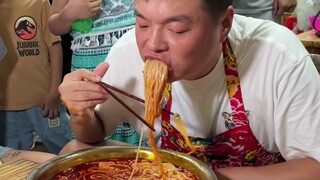 A man who is more powerful than Muscle Man appears and comes to challenge my 1 kilogram of spicy sna