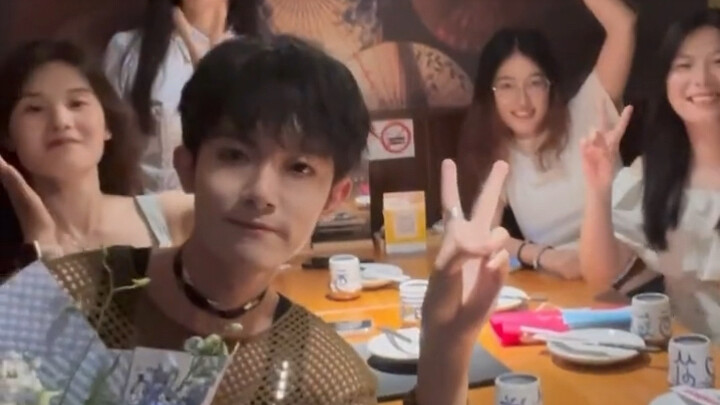 Li Mingde treats his fans to a meal