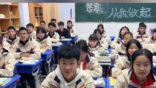 当老师用网名点名时，网友：相识那天长得确实