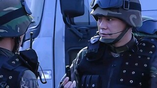 小孩在车内玩假枪，险酿惨剧。