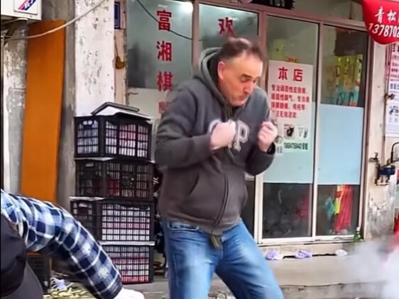 تجربة الأجانب لقلي الفشار في الشوارع