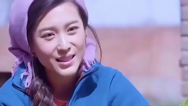 Perempuan pemarah membalikkan lapak sayur kakak perempuan di desa, tapi ternyata orang itu adalah pe