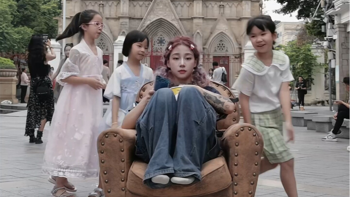 没错，，，世界就是个，，巨大的放映厅，，