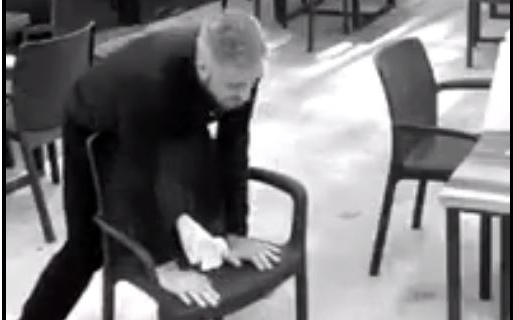 监控记录下一个男人采用海姆利克法自救的过程