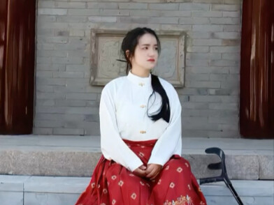 Cô bé cao 1m3 như mình bỏ hơn 50 tệ ra mua chiếc váy ma mặt cỡ lớn, mặc lên sẽ trông thế nào nhỉ? Lầ