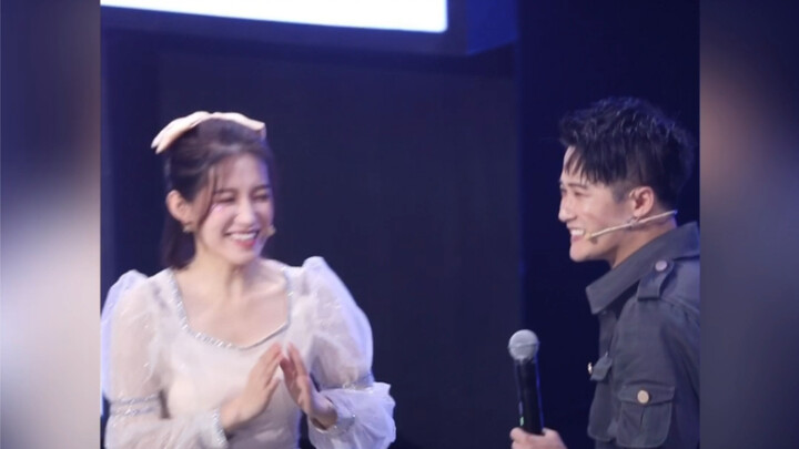 [She looks so pretty when she smiles] Tan Jianci sings "Slowly Falling in Love with You" and fans ta