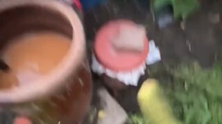 “Bu, tahun ini kecapnya wanginya mantap banget!” Ibu: “Tahun ini nggak bikin nih.”