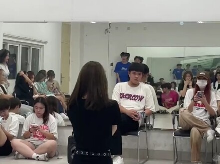 【厦门软件职业技术学院】新生给社团的学长们大秀kpop舞蹈