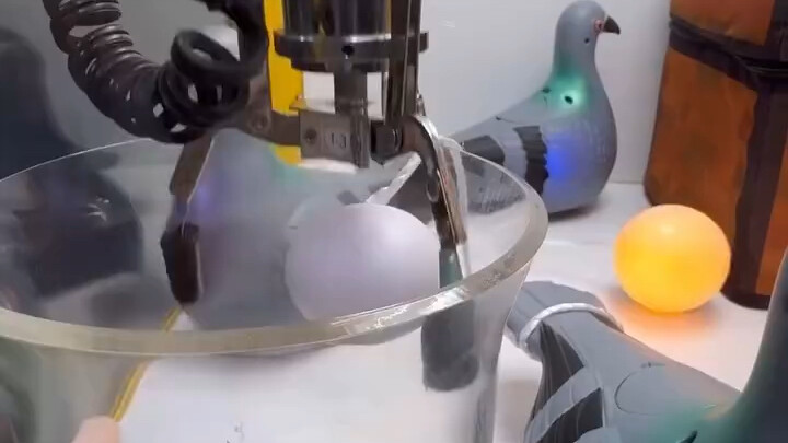 Có lẽ là chiếc máy gắp búp bê khó hiểu, gay cấn và khiến người ta bừng tỉnh nhất trong lịch sử!