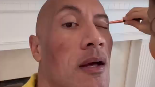 平安夜出门去健身的时候🎅🏾💪🏾我家的小祖宗说：“爸爸，我得帮你先化好妆！”“我这样就可以了，宝贝，爸爸得走了”“但是爸爸，给你化得美美哒，会让你…