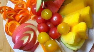 Làm một đĩa trái cây lớn cho Thế Hiền, thật là tuyệt vời!