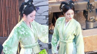 He Simu is dressed up as Jasmine and grapes! She's holding a fox toy and looking for Duan Xu. The gr