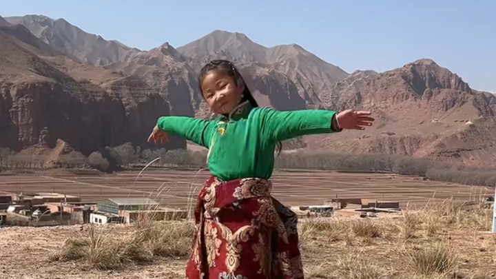 Lamao kecil berusia 8 tahun yang suka menari akan memberi Anda tarian pernikahan yang penuh keberunt