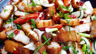 ยำสามชั้นทอดพริกแห้ง สามชั้นคลุกแป้งมะพร้าวทอดหอมๆ น้ำยำจี๊ดจ๊าดแซ่บลิ้น