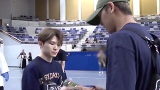 金珉奎：你们话筒好漂亮，WOOZI：我们有钱，所以话筒换了