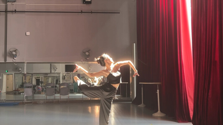 Come across the beautiful sunshine in the rehearsal hall and learn a short dance of Dai dance