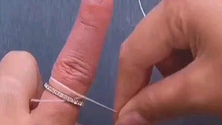 Đây là cách buộc sợi dây trên áo