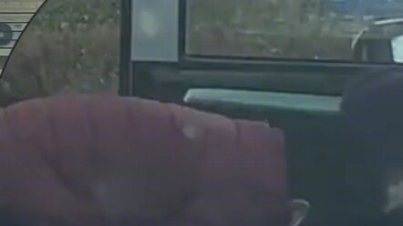 Two grandmas engage in an epic tug-of-war over who’s giving the gift! Netizens: “I watched this for 