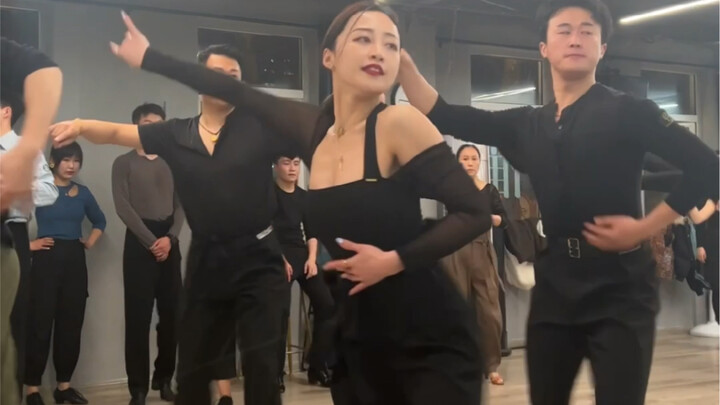 这首土嗨歌算是被我玩儿明白了～恰恰快来比腿速
