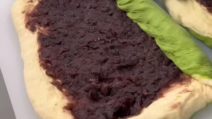 Red Bean–Stuffed Matcha Tear-Off Buns