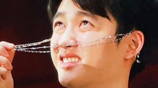 Cố gắng gượng cười hết mức, mắt muốn lòa rồi, đi làm khổ thật đấy!