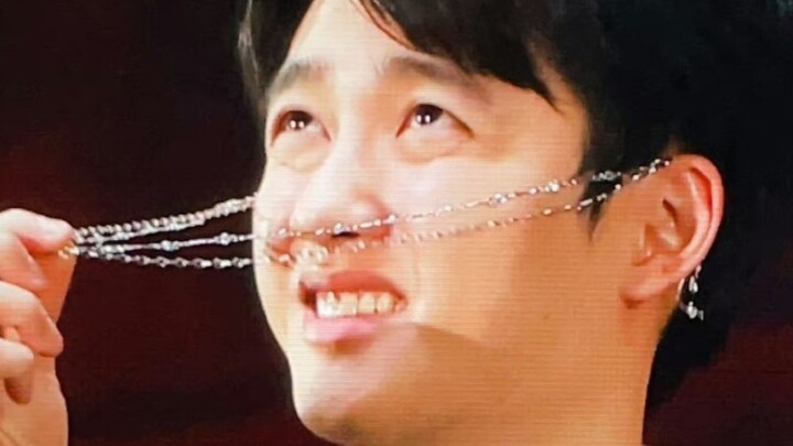 أجبر نفسي على الابتسام بالكامل، عيناي تكادان أن تعميا، العمل صعب حقًا!