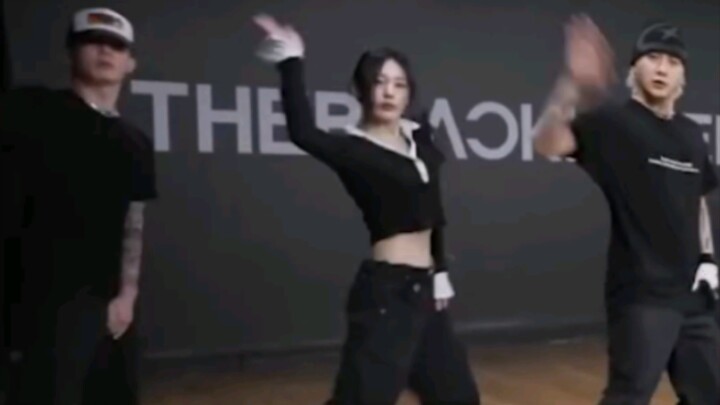 زوجة نوز سعيدة جدًا! (بمشاركة ليزا) فيديو مباشر للزوجة في غرفة التدريب، تبدو سعيدة جدًا!