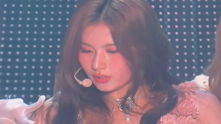 คลิปหน้าจอใหญ่จากเพลง "Cry for Me" ของซานะ สวยจนตะลึง