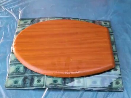 Apakah toilet yang bercahaya di malam hari akan terlihat menakutkan