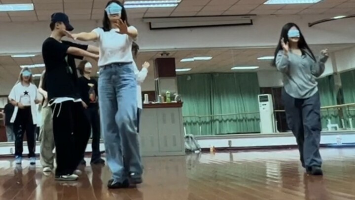 [Thử thách bịt mắt bài hát thứ hai] Nếu một cô gái học mọi thứ, cô ấy sẽ chỉ tự làm tổn thương mình.