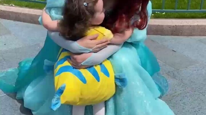 Cô bé yêu Nàng Tiên Cá cuối cùng cũng tìm được nàng công chúa mình yêu thích nhất.