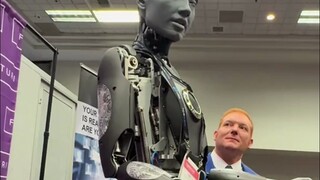 Người dẫn chương trình đặt câu hỏi sắc bén cho robot AI Ameca: Khi nào AI có thể tự thiết kế chính m