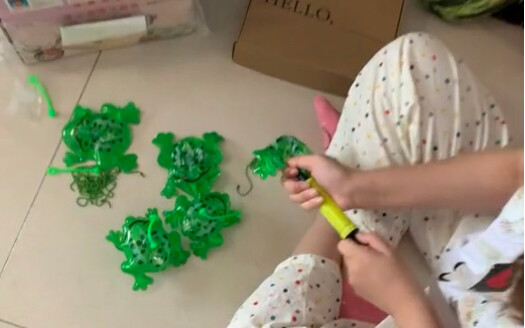 Bé đã 270 tháng rồi, ai mà còn không có đồ chơi nữa chứ?