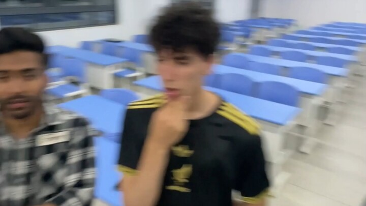 “Cà chua xào gì?”