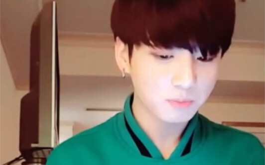 Phản ứng đáng yêu của Jungkook khi nhận được tin nhắn từ bố, bé cưng thật đáng yêu