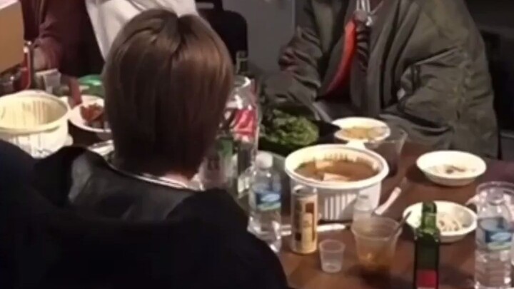 เหวินจวิ้นฮุย: “จะดื่มเหล้าทำไม? ดื่มชานมดีกว่า” — SEVENTEEN