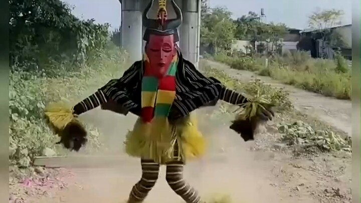 شاب صيني يرتقي بـ"رقصة تدفئة القدمين" الأفريقية إلى آفاق جديدة! المتابعون: هذا راقص الروح بامتياز!