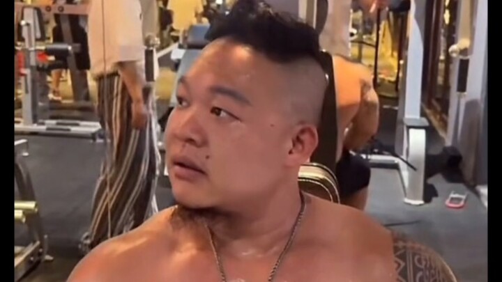 常熟阿诺简直是出生，叫女粉丝吸自己乳头，吓得女粉丝当场跑了！