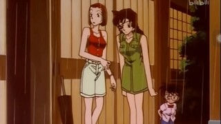 柯南前期作品好绝啊 今天看素材这一段还是很喜欢 夏季雨天天气闷闷的 兰酱园子穿着明艳的衣服 夏季屋檐下躲雨的少女 总之没有一个片段是废的