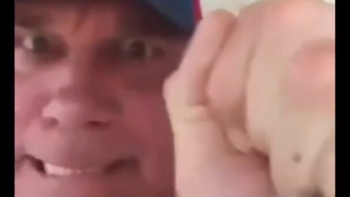 Anh ấy dọn dẹp tổ ong theo cách cực kỳ bá đạo.