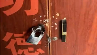 عندما عدت إلى المعبد الديني وجدت أن بيتي قد سُرق، لقد سُرق منزل رئيس الرهبان!