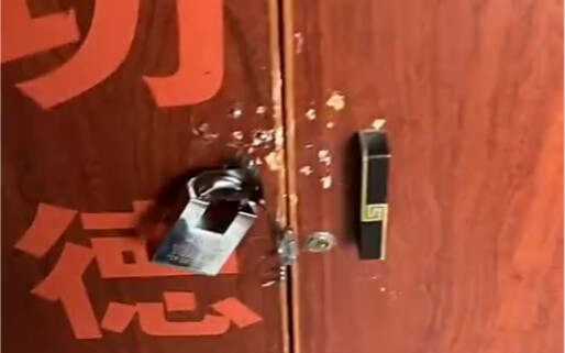 عندما عدت إلى المعبد الديني وجدت أن بيتي قد سُرق، لقد سُرق منزل رئيس الرهبان!