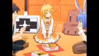 What a cute and very dangerous bunny girl😆