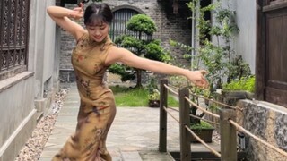 Pear blossom fragrance cheongsam dance like smoke