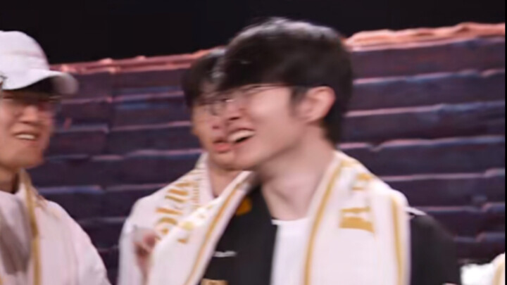 Uzi membagikan penghargaan untuk T1, bahkan Faker nggak bisa nahan ketawa hahahahaha!