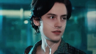 It's rare to see a child star who doesn't grow ugly, and becomes more and more beautiful as he grows